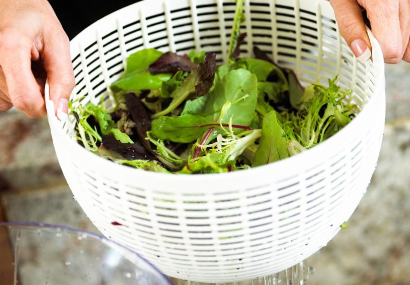 How to Wash Lettuce With and Without a Salad Spinner
