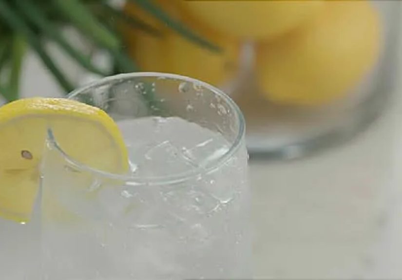 Video on 4 Refreshing Benefits of Lemon Water