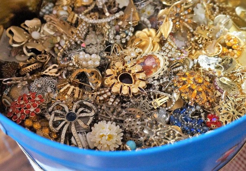 How to Create a Pretty Framed Heart for Valentines Day Using Old Jewelry