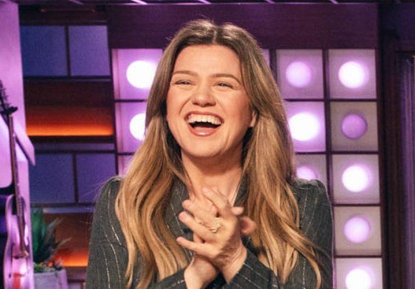 Kelly Clarkson Stuns 'Voice' Fans With Dramatic New Look