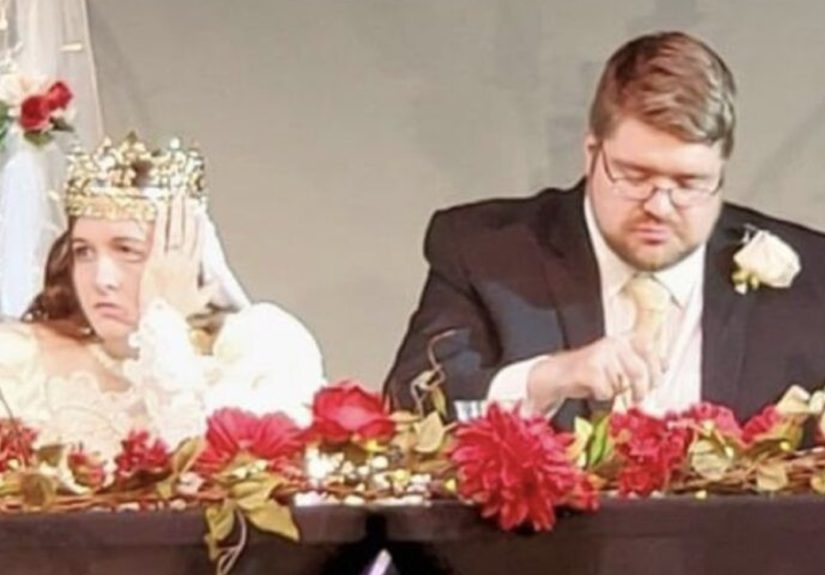 People Submit Their Most Awkward Family Pics To This Instagram Account, And Here Are 50 Of The Funniest Ones